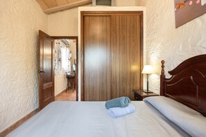 5 bedrooms, iron/ironing board, free WiFi, bed sheets