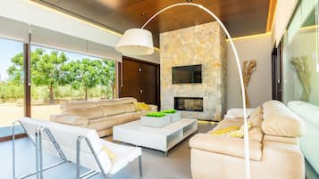 Een televisie en een open haard