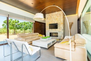 TV, fireplace - Country House 'S'Hort' with Mountain View, Wi-Fi and Air Conditioning (Muro)