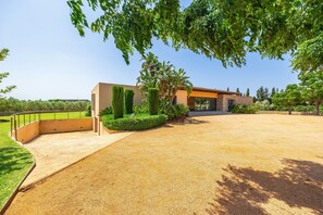 A modern house with a paved driveway, neatly trimmed hedges, and a well-maintained lawn. - Country House 'S'Hort' with Mountain View, Wi-Fi and Air Conditioning (Muro)