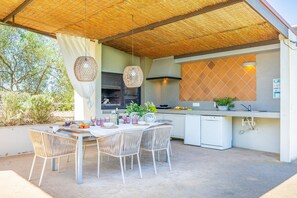 Outdoor dining - Country House 'Sa Finca' with Mountain View, Wi-Fi and Air Conditioning (Muro)