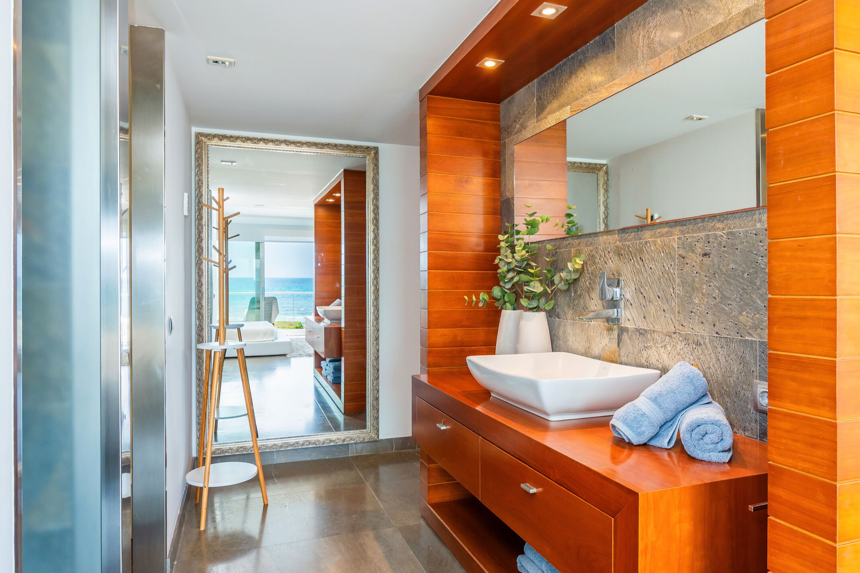 3 habitaciones, tabla de planchar con plancha y wifi gratis 