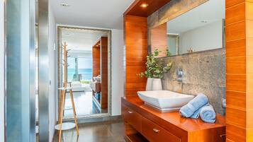 3 makuuhuonetta, silitysrauta/-lauta, ilmainen Wi-Fi, vuodevaatteet