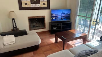 TV, lareira, aparelho de som