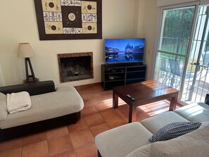 TV, fireplace, stereo - Villa 'La Cayetana Sancti Petri' with Private Pool, Private Terrace and Air Conditioning (Chiclana de la Frontera)