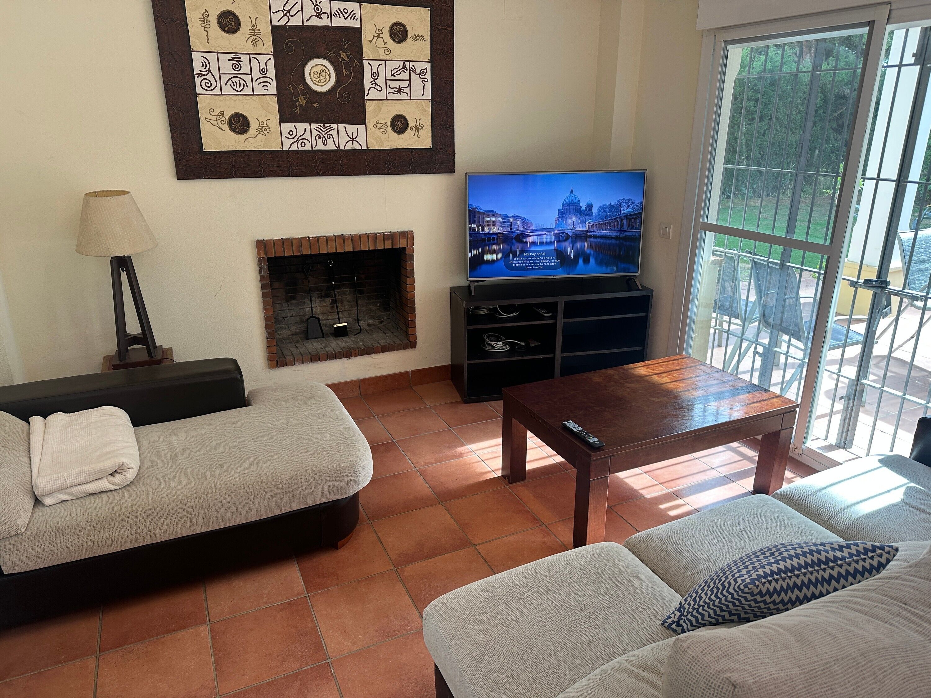 Télévision, cheminée, chaîne hi-fi