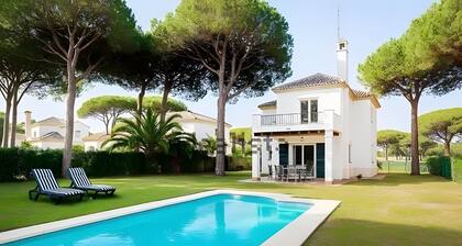 Villa 'La Cayetana Sancti Petri' with Private Pool, Private Terrace and Air Conditioning