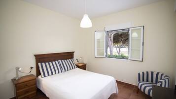 4 bedrooms, iron/ironing board, bed sheets