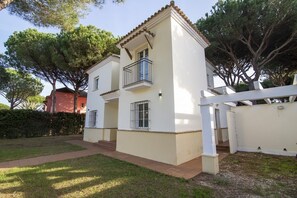 Exterior - Villa 'La Cayetana Sancti Petri' with Private Pool, Private Terrace and Air Conditioning (Chiclana de la Frontera)