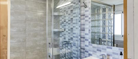 Shower, hair dryer, towels