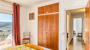 4 slaapkamers, een strijkplank/strijkijzer, gratis wifi, beddengoed