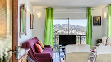 Een televisie, een open haard, een dvd-speler en een stereo