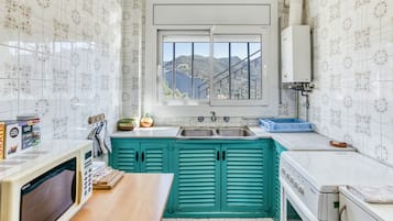 Een koelkast, een magnetron, een oven, een koffiezetapparaat/waterkoker