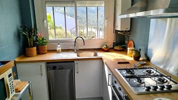 Kühlschrank, Mikrowelle, Ofen, Wasserkocher mit Kaffee-/Teezubehör