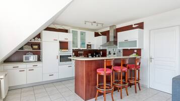 Een koelkast, een microgolfoven, een oven, een kookplaat