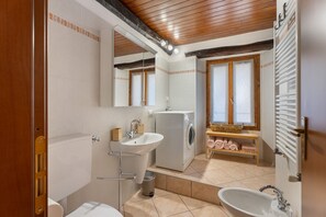 Douche, sèche-cheveux, serviettes fournies