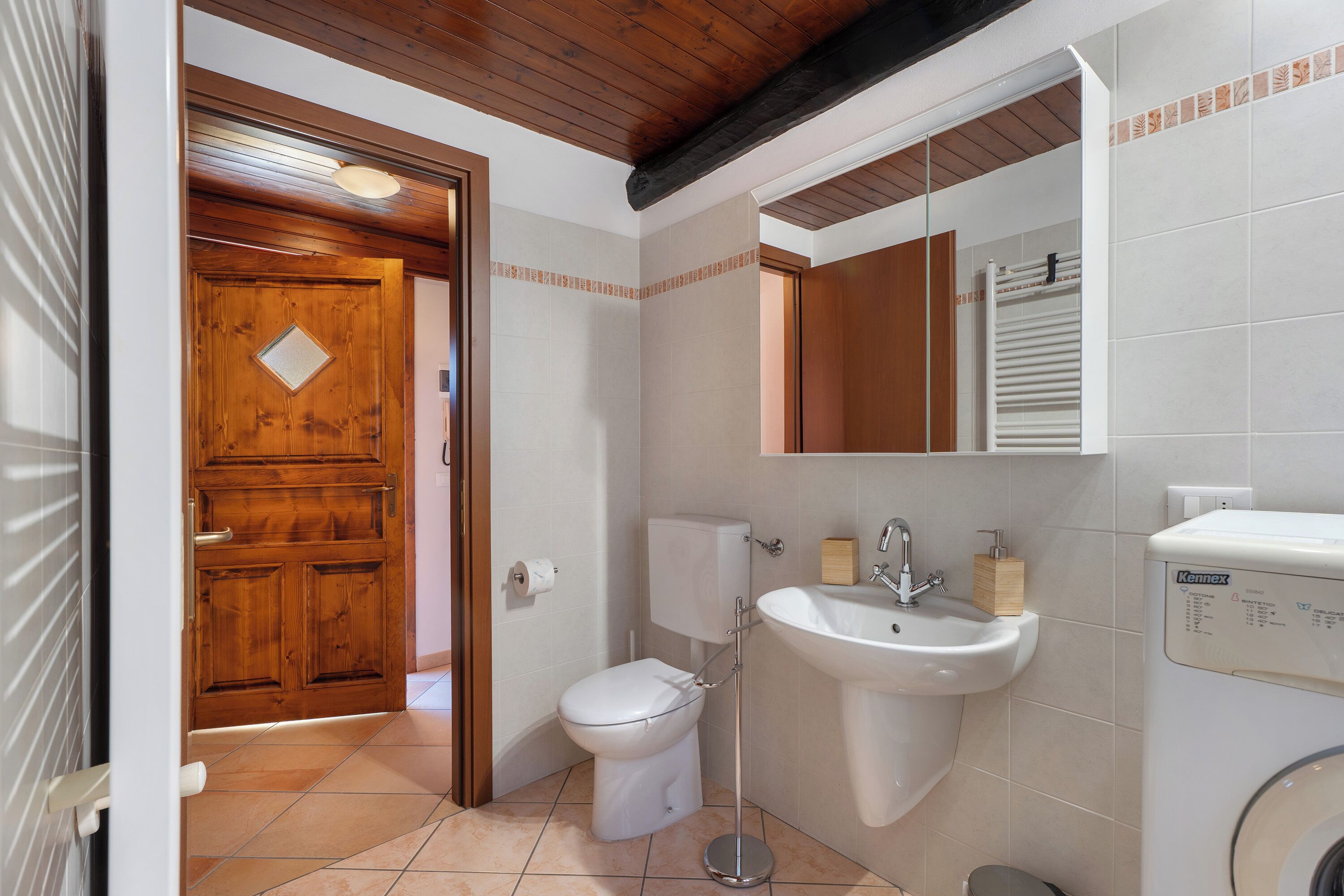 Een douche, een haardroger, handdoeken