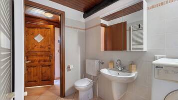 Douche, sĂšche-cheveux, serviettes fournies