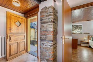 Interior - Holiday Home 'Vicolino' with Balcony and Wi-Fi (Crabbia)