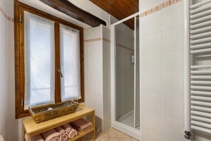 Douche, sèche-cheveux, serviettes fournies