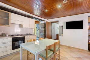 Refrigerador, horno, parrilla de estufa y cafetera y tetera 