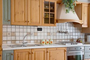 Kühlschrank, Mikrowelle, Geschirrspüler, Hochstuhl