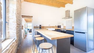 Jääkaappi, mikroaaltouuni, uuni, liesi