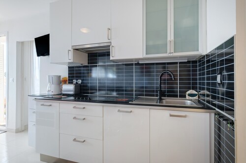 Apartment 'Les Pins' with Sea View, Wi-Fi and Air Conditioning