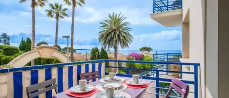 تناول الطعام بالخارج