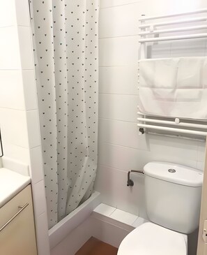 Dusj, hårføner og håndklær