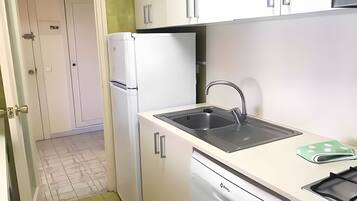 Een koelkast, een magnetron, een oven, een kookplaat