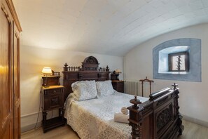 6 bedrooms, iron/ironing board, free WiFi, bed sheets