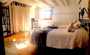 2 slaapkamers, een strijkplank/strijkijzer, gratis wifi, beddengoed