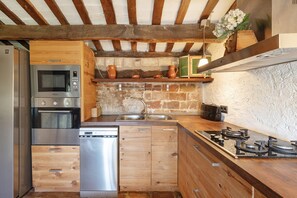 Réfrigérateur, four à micro-ondes, un four, surface de cuisson