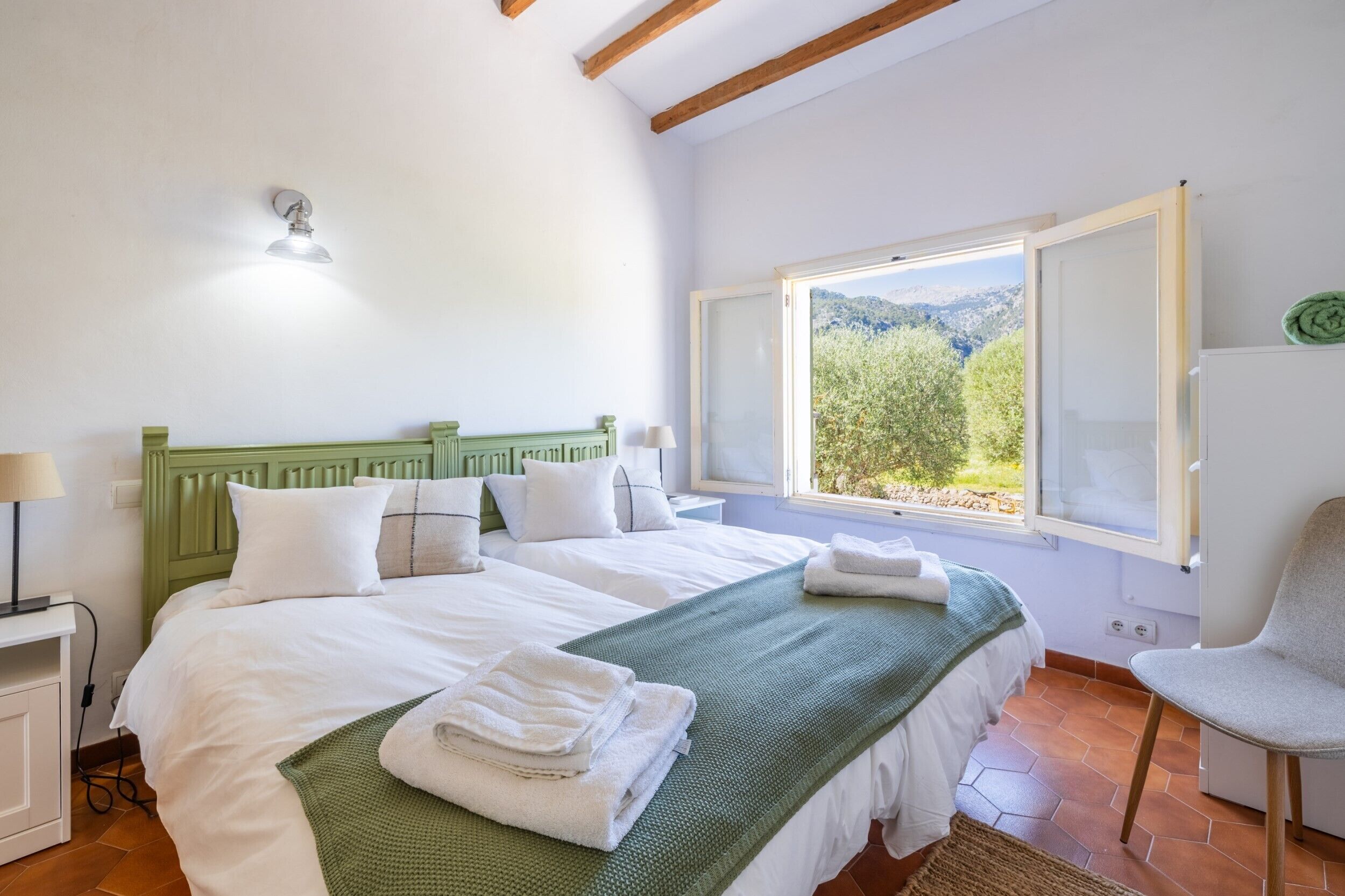 5 bedrooms, iron/ironing board, free WiFi, bed sheets