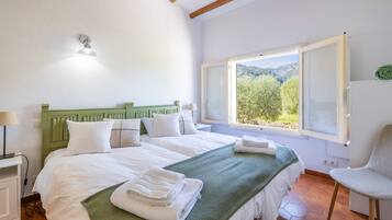 5 bedrooms, iron/ironing board, free WiFi, bed sheets