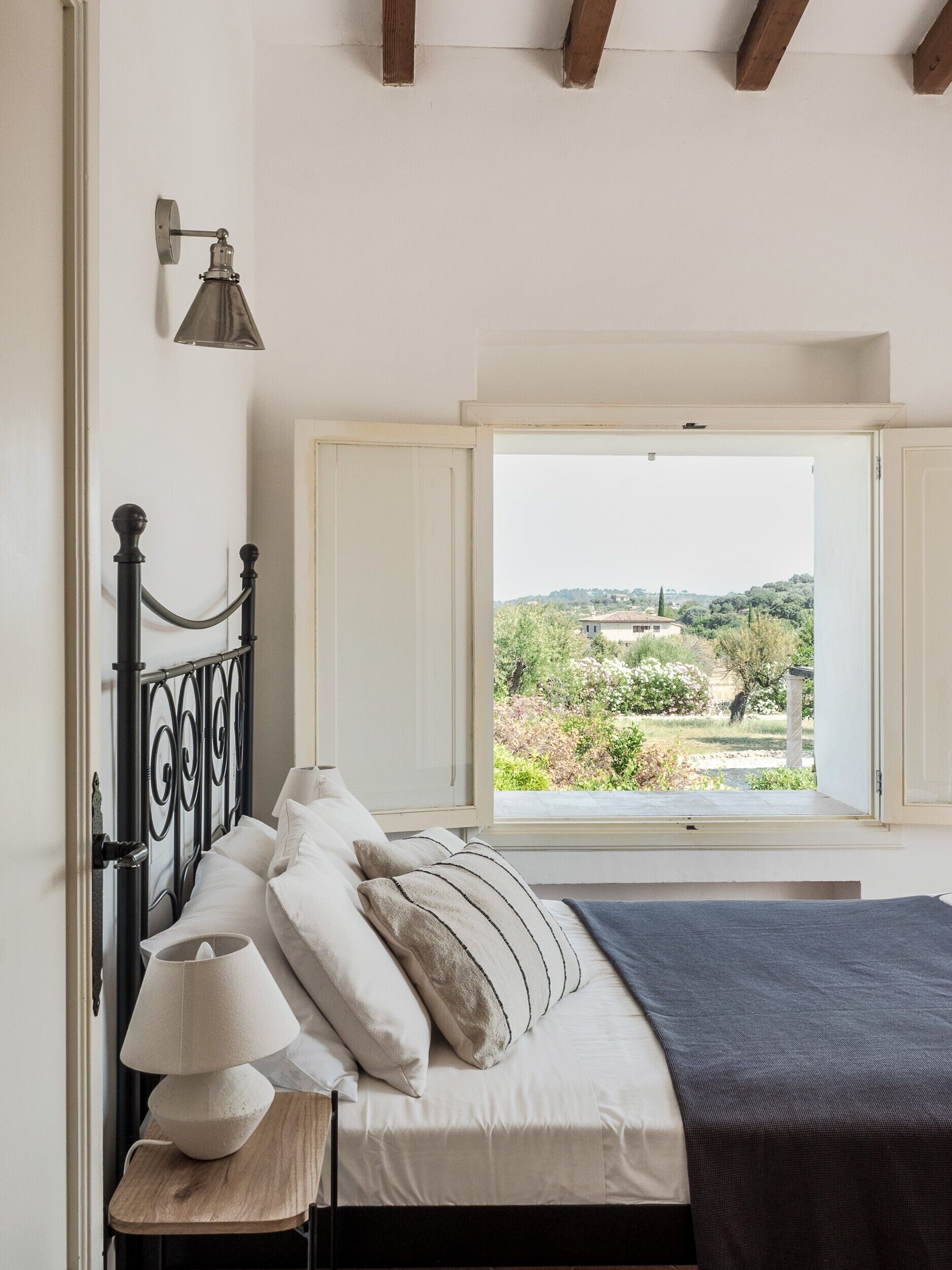 5 bedrooms, iron/ironing board, free WiFi, bed sheets