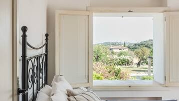 5 bedrooms, iron/ironing board, free WiFi, bed sheets