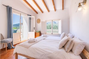 5 bedrooms, iron/ironing board, free WiFi, bed sheets