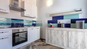 Fridge, oven, stovetop, coffee/tea maker