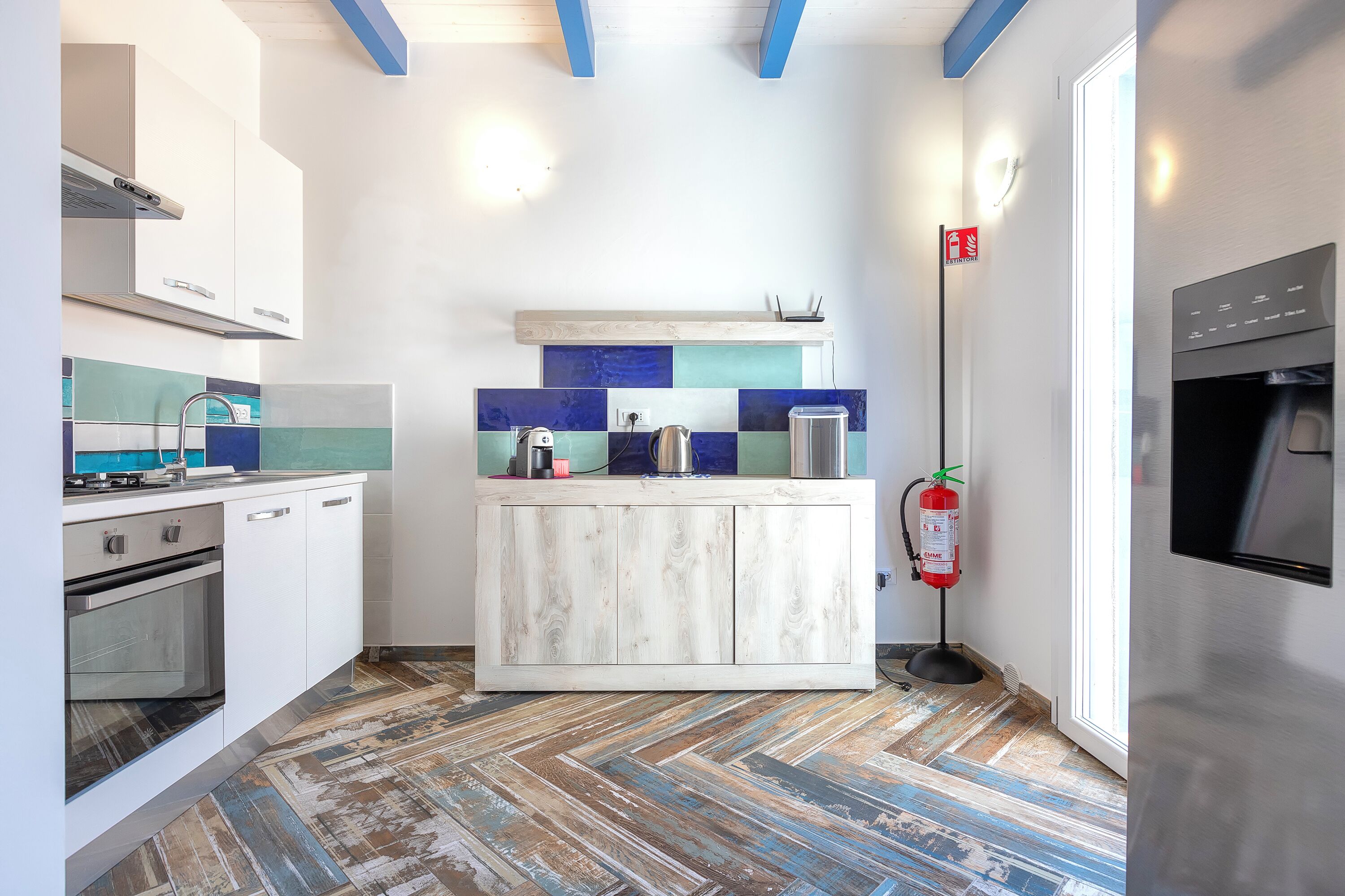 Réfrigérateur, four, plaque de cuisson, cafetière/bouilloire