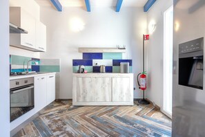 Een koelkast, een oven, een kookplaat, een koffiezetapparaat/waterkoker