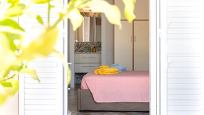 Un dormitorio amplio con cama, cómoda y espejo.