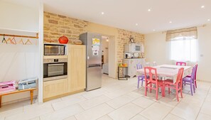 Mikrowelle, Ofen, Geschirrspüler, Hochstuhl