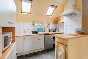 Køleskab, mikrobølgeovn, ovn, kogeplade