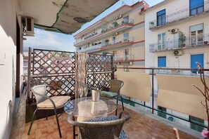 Outdoor dining - Room 'Camera Superior Con Balcone' with Mountain View, Wi-Fi and Air Conditioning (Ercolano)