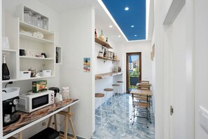 Fridge, highchair - Room 'Camera Superior Con Balcone' with Mountain View, Wi-Fi and Air Conditioning (Ercolano)