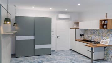 Kühlschrank, Mikrowelle, Herdplatte, Wasserkocher mit Kaffee-/Teezubehör
