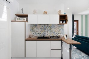 Réfrigérateur, micro-ondes, plaque de cuisson, cafetière/bouilloire