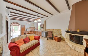 TV, fireplace - “Villa Parisi” Syracuse – Accessible, Welcoming Villa with Garden (Siracusa)